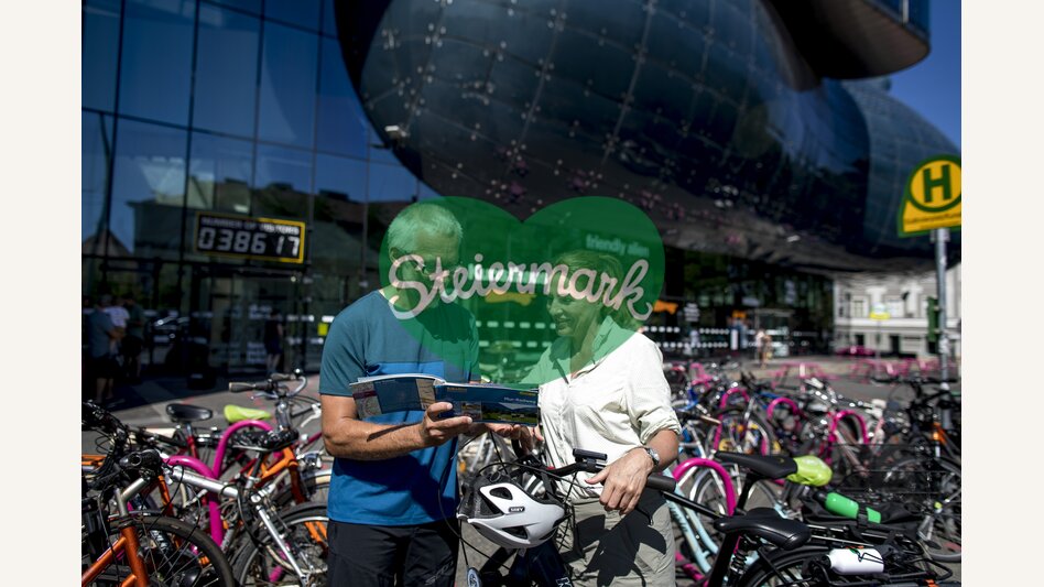 Radfahrer in Graz beim Kunsthaus | © STG | Tom Lamm