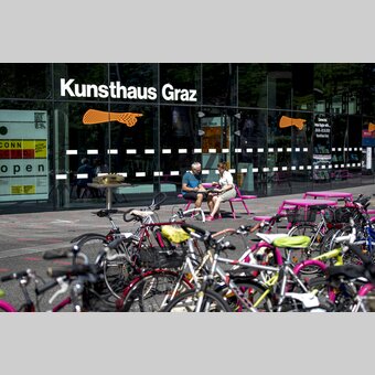 Radfahrer in Graz beim Kunsthaus | © STG | Tom Lamm