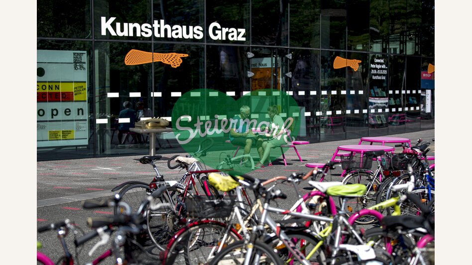 Radfahrer in Graz beim Kunsthaus | © STG | Tom Lamm