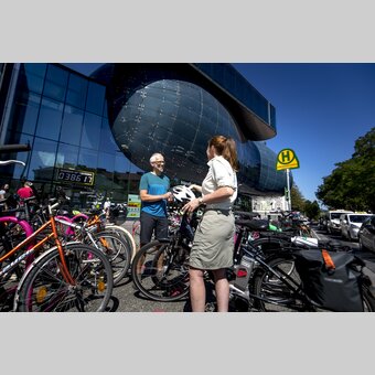 Radfahrer in Graz beim Kunsthaus | © STG | Tom Lamm