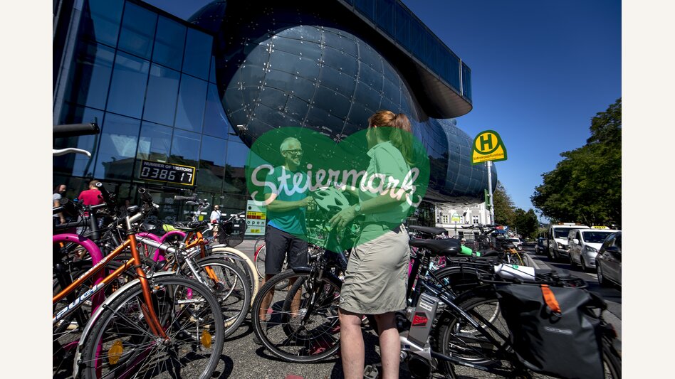 Radfahrer in Graz beim Kunsthaus | © STG | Tom Lamm