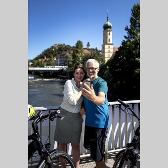 In Graz auf der Tegetthoffbrücke mit Blick auf Uhrturm und Franziskanerkirche | © STG | Tom Lamm
