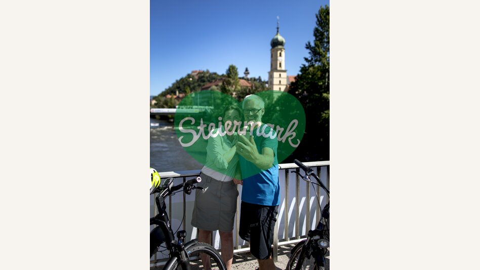 In Graz auf der Tegetthoffbrücke mit Blick auf Uhrturm und Franziskanerkirche | © STG | Tom Lamm