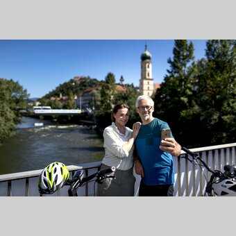 In Graz auf der Tegetthoffbrücke mit Blick auf Uhrturm und Franziskanerkirche | © STG | Tom Lamm