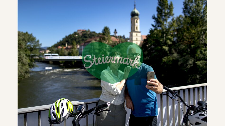 In Graz auf der Tegetthoffbrücke mit Blick auf Uhrturm und Franziskanerkirche | © STG | Tom Lamm
