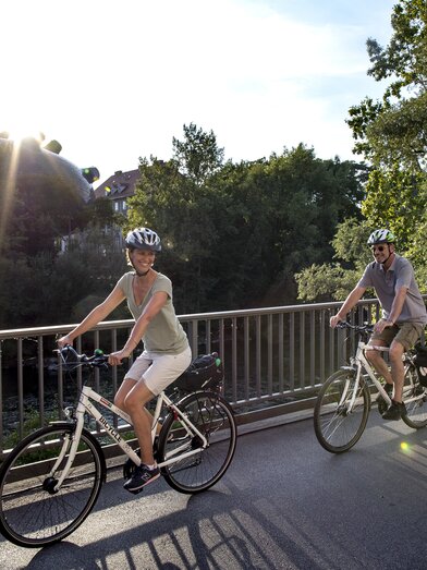 Radfahrer in Graz mit dem Kunsthaus im Hintergrund | © STG | Tom Lamm