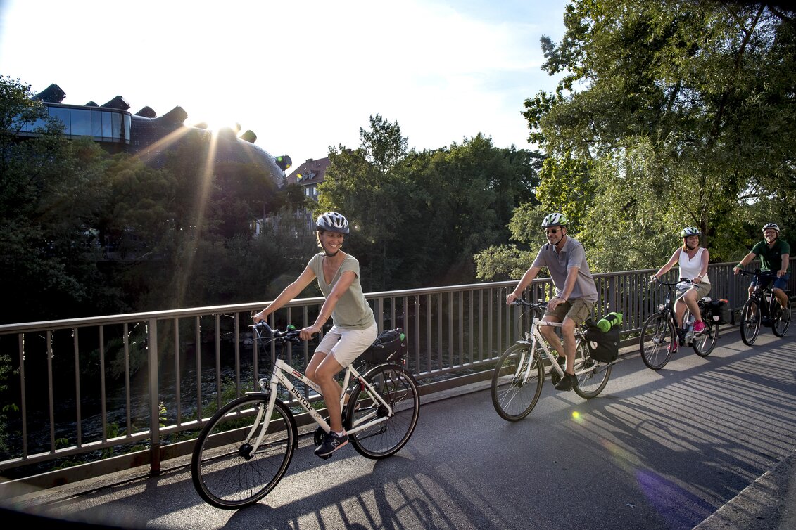 Radfahrer in Graz mit dem Kunsthaus im Hintergrund | © STG | Tom Lamm