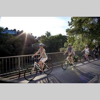 Radfahrer in Graz mit dem Kunsthaus im Hintergrund | © STG | Tom Lamm