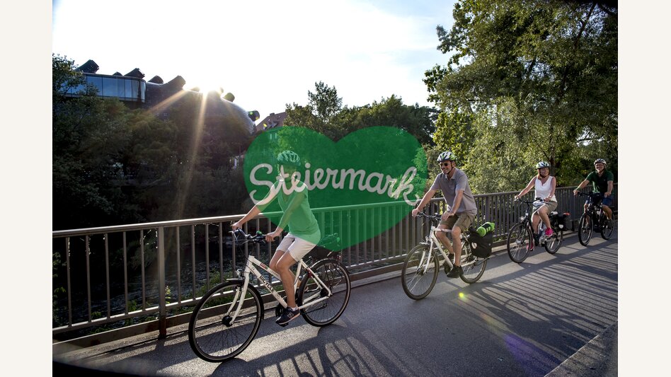 Radfahrer in Graz mit dem Kunsthaus im Hintergrund | © STG | Tom Lamm