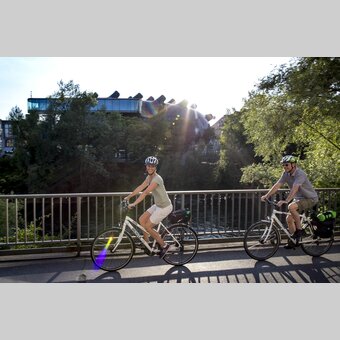 Radfahrer in Graz mit dem Kunsthaus im Hintergrund | © STG | Tom Lamm