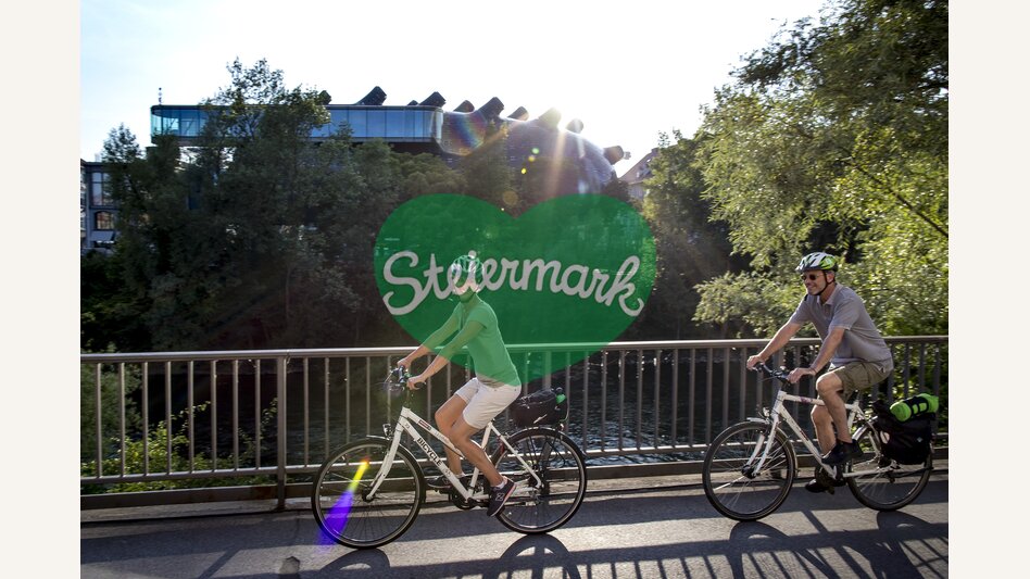 Radfahrer in Graz mit dem Kunsthaus im Hintergrund | © STG | Tom Lamm
