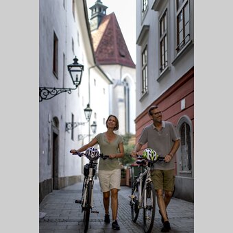 In Graz mit der Franziskanerkirche im HIntergrund | © STG | Tom Lamm