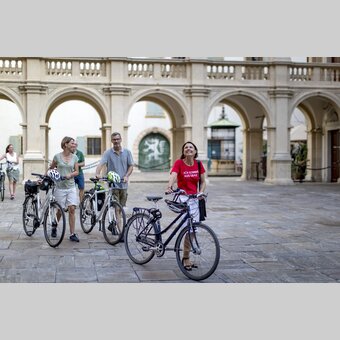 Rad-Stadtführung mit GrazGuide Claudia Kastner im Landhaus | © STG | Tom Lamm