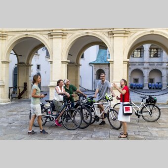 Rad-Stadtführung mit GrazGuide Claudia Kastner im Landhaus | © STG | Tom Lamm