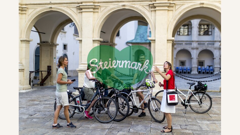 Rad-Stadtführung mit GrazGuide Claudia Kastner im Landhaus | © STG | Tom Lamm