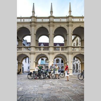 Rad-Stadtführung mit GrazGuide Claudia Kastner im Landhaus | © STG | Tom Lamm