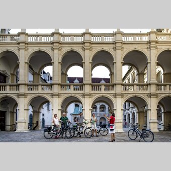 Rad-Stadtführung mit GrazGuide Claudia Kastner im Landhaus | © STG | Tom Lamm