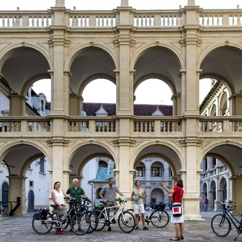 Rad-Stadtführung mit GrazGuide Claudia Kastner im Landhaus | © STG | Tom Lamm