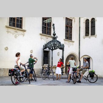 Rad-Stadtführung mit GrazGuide Claudia Kastner im Landhaus | © STG | Tom Lamm