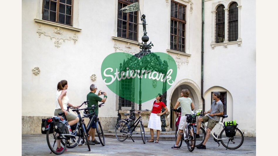 Rad-Stadtführung mit GrazGuide Claudia Kastner im Landhaus | © STG | Tom Lamm
