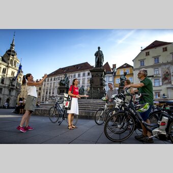 Rad-Stadtführung mit GrazGuide Claudia Kastner am Hauptplatz | © STG | Tom Lamm