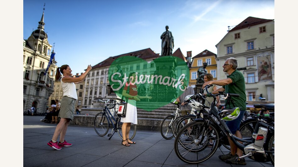Rad-Stadtführung mit GrazGuide Claudia Kastner am Hauptplatz | © STG | Tom Lamm