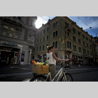 Radfahrerin in der GenussHauptstadt Graz | © STG | Tom Lamm