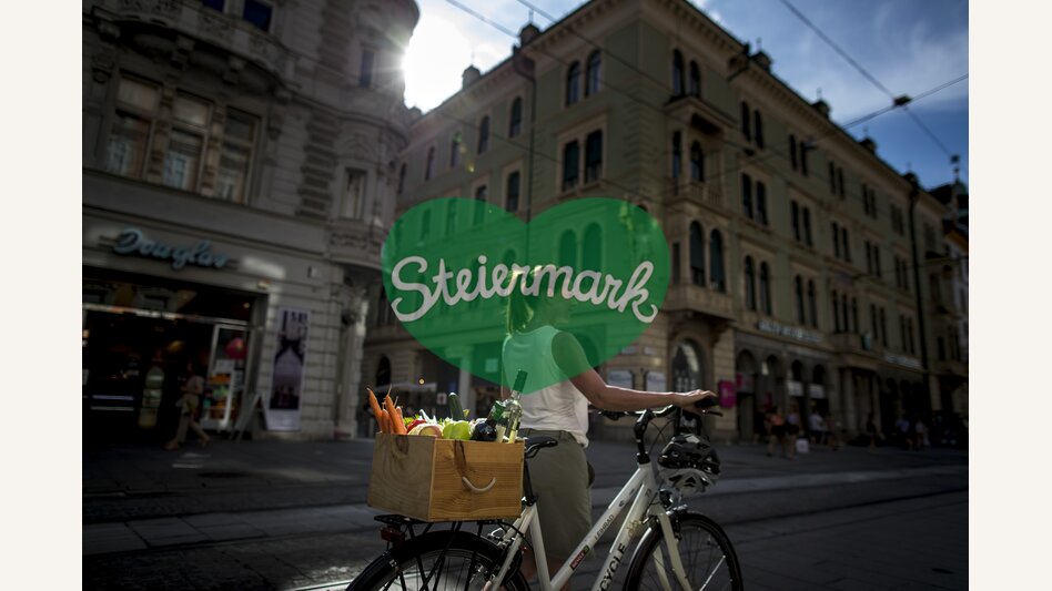 Radfahrerin in der GenussHauptstadt Graz | © STG | Tom Lamm