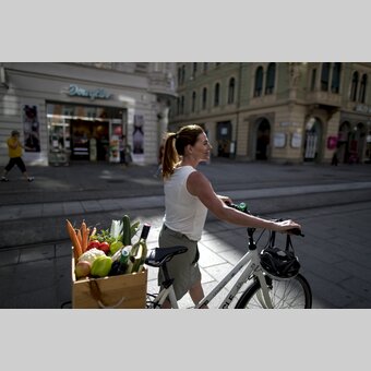 Radfahrerin in der GenussHauptstadt Graz | © STG | Tom Lamm
