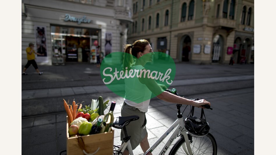 Radfahrerin in der GenussHauptstadt Graz | © STG | Tom Lamm