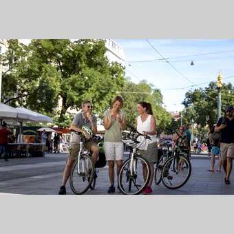 Radfahrer beim Eis essen in der Herrengasse | © STG | Tom Lamm