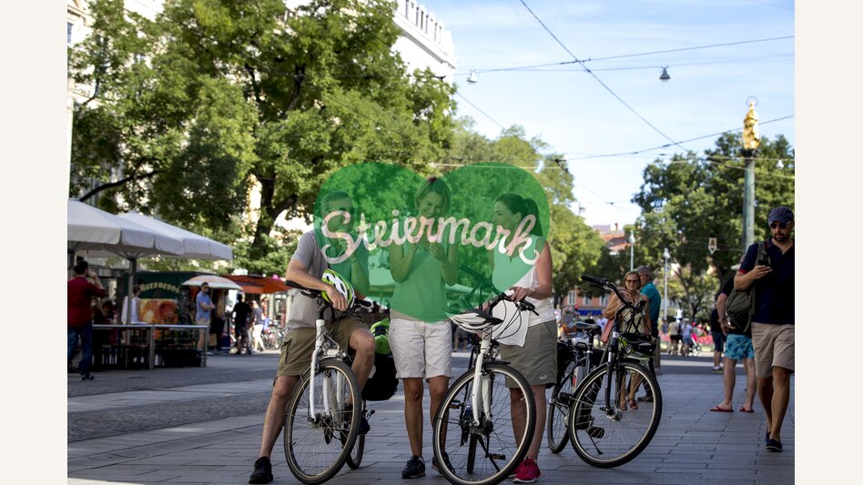 Radfahrer beim Eis essen in der Herrengasse | © STG | Tom Lamm