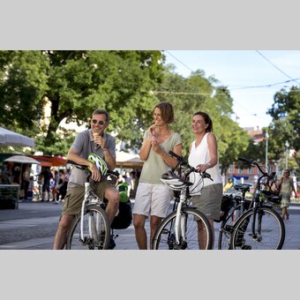 Radfahrer beim Eis essen in der Herrengasse | © STG | Tom Lamm