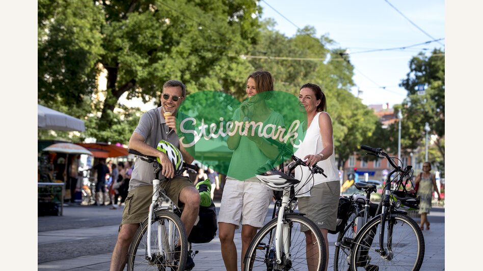 Radfahrer beim Eis essen in der Herrengasse | © STG | Tom Lamm
