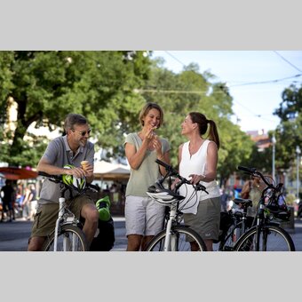 Radfahrer beim Eis essen in der Herrengasse | © STG | Tom Lamm