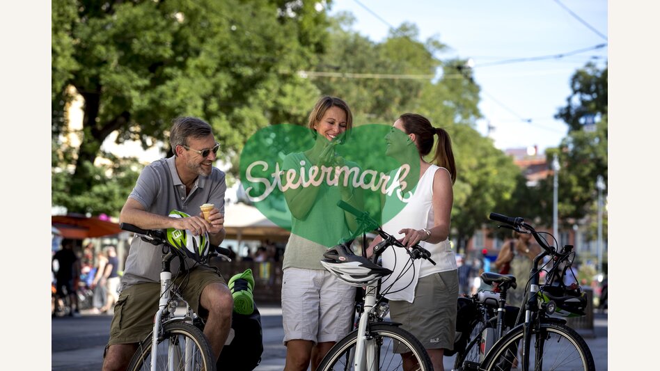 Radfahrer beim Eis essen in der Herrengasse | © STG | Tom Lamm