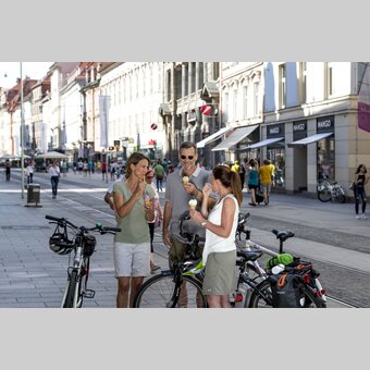 Radfahrer beim Eis essen in der Herrengasse | © STG | Tom Lamm