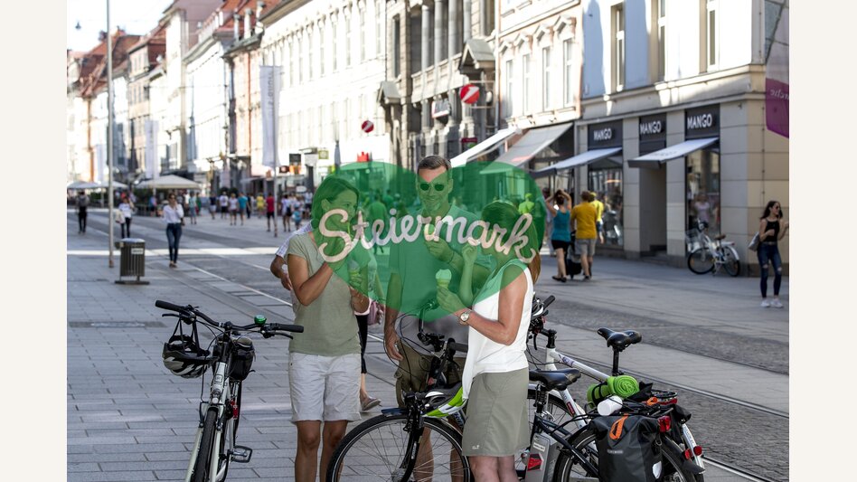 Radfahrer beim Eis essen in der Herrengasse | © STG | Tom Lamm