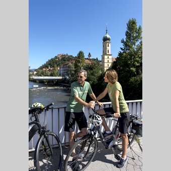In Graz auf der Tegetthoffbrücke mit Blick auf Uhrturm und Franziskanerkirche | © STG | Tom Lamm