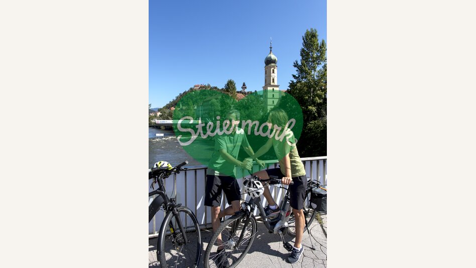 In Graz auf der Tegetthoffbrücke mit Blick auf Uhrturm und Franziskanerkirche | © STG | Tom Lamm