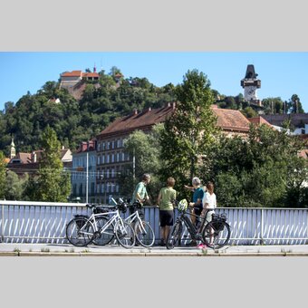 In Graz mit Blick auf den Uhrturm | © STG | Tom Lamm