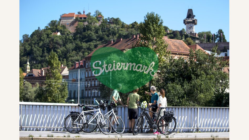 In Graz mit Blick auf den Uhrturm | © STG | Tom Lamm