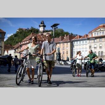 Radfahrer am Hauptplatz in Graz | © STG | Tom Lamm