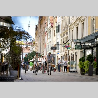  Radfahrer in der Schmiedgasse in Graz | © STG | Tom Lamm