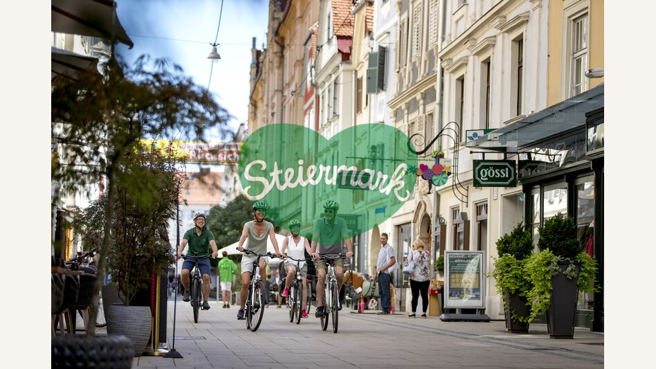  Radfahrer in der Schmiedgasse in Graz | © STG | Tom Lamm