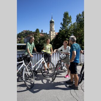 In Graz auf der Tegetthoffbrücke mit Blick auf Uhrturm und Franziskanerkirche | © STG | Tom Lamm
