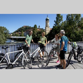 In Graz auf der Tegetthoffbrücke mit Blick auf Uhrturm und Franziskanerkirche | © STG | Tom Lamm