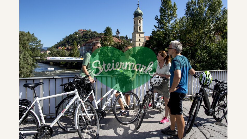 In Graz auf der Tegetthoffbrücke mit Blick auf Uhrturm und Franziskanerkirche | © STG | Tom Lamm