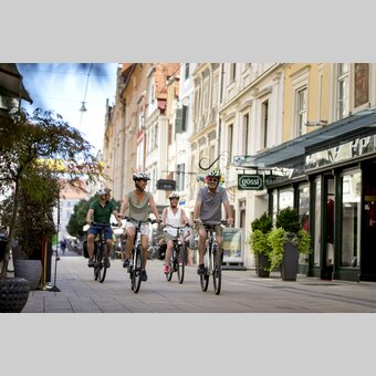  Radfahrer in der Schmiedgasse in Graz | © STG | Tom Lamm