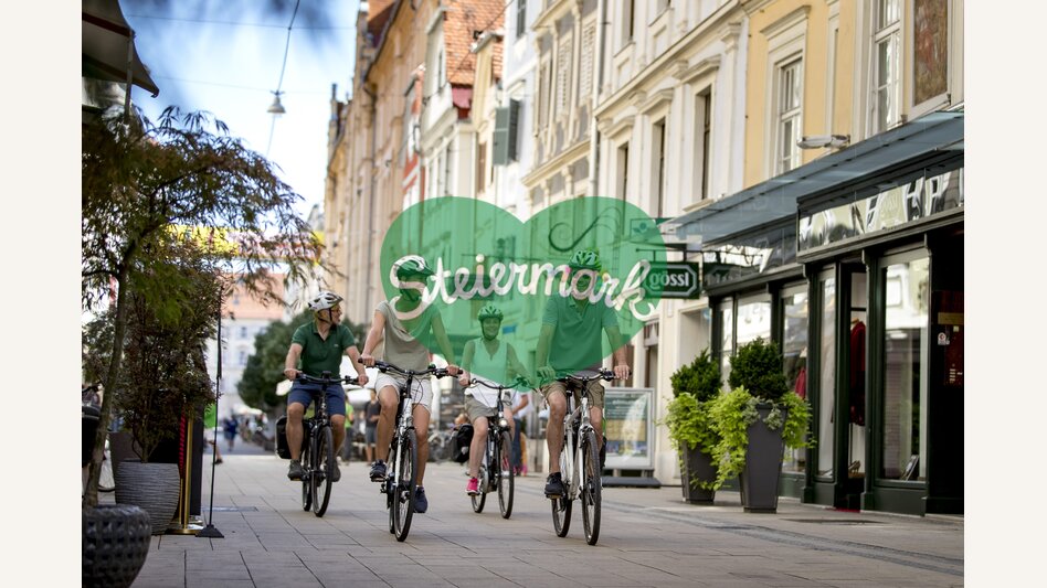  Radfahrer in der Schmiedgasse in Graz | © STG | Tom Lamm